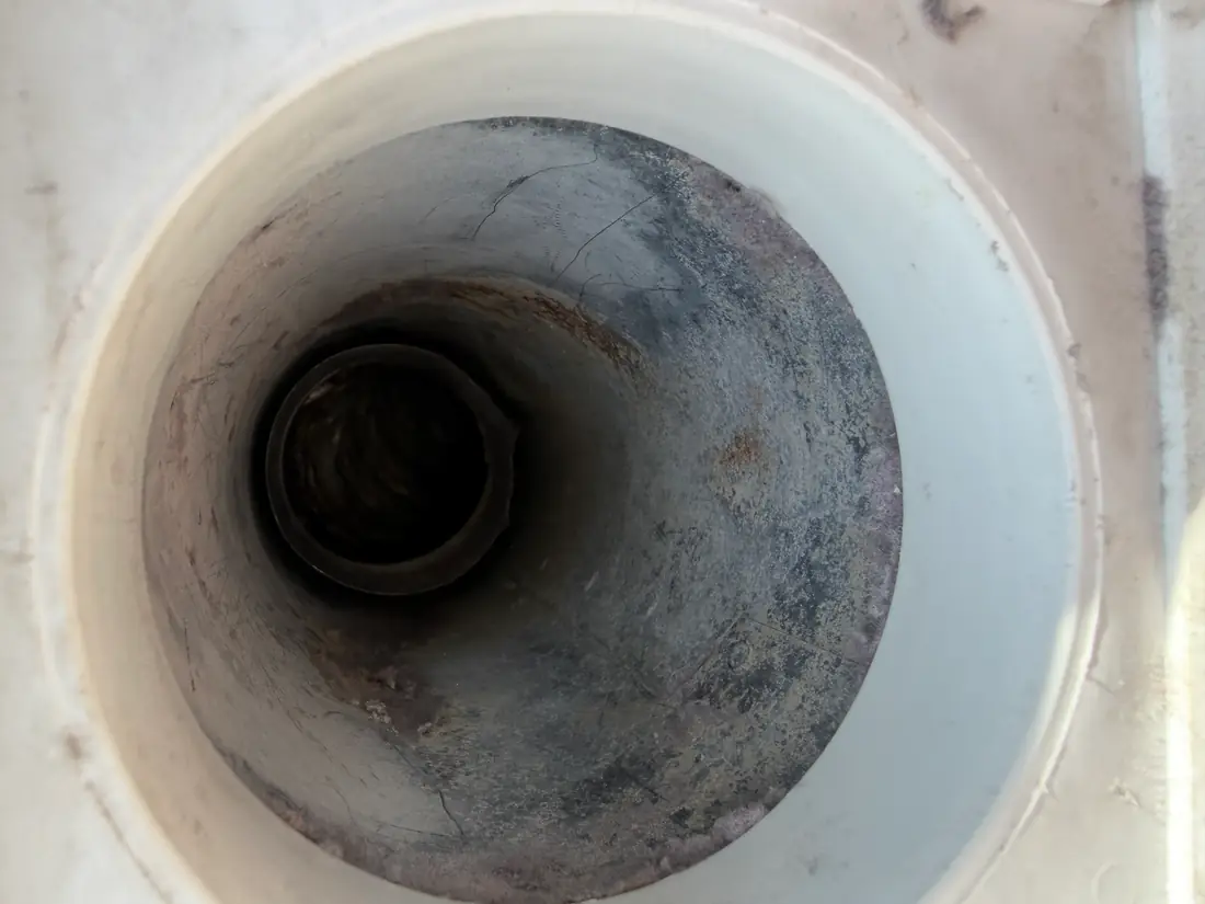 Conduit de sécheuse vu de l'intérieur pendant l'inspection
