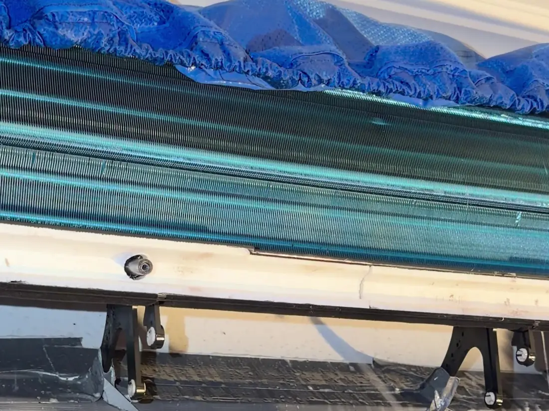 Thermopompe murale protégée par une housse avant le rinçage