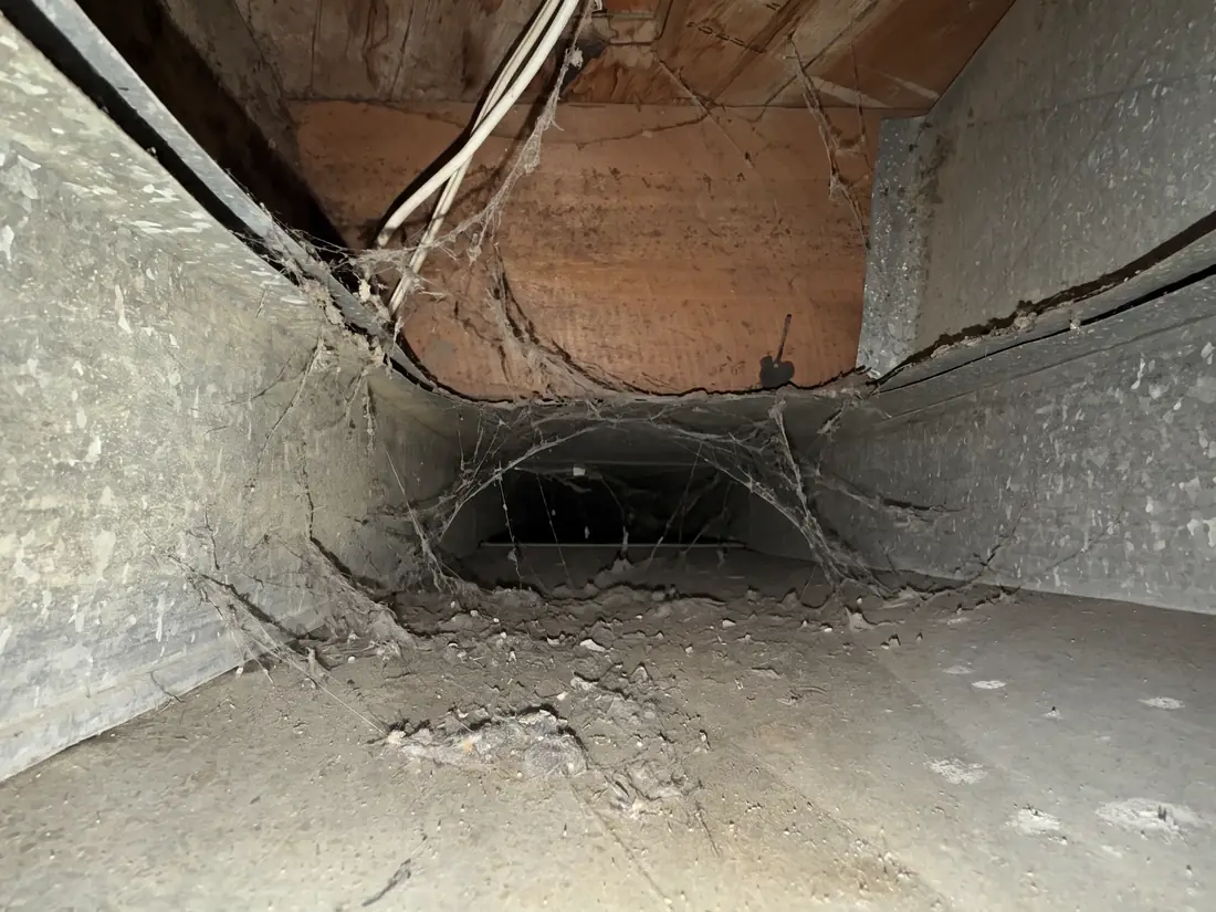 Conduit de ventilation encrassé avant le nettoyage