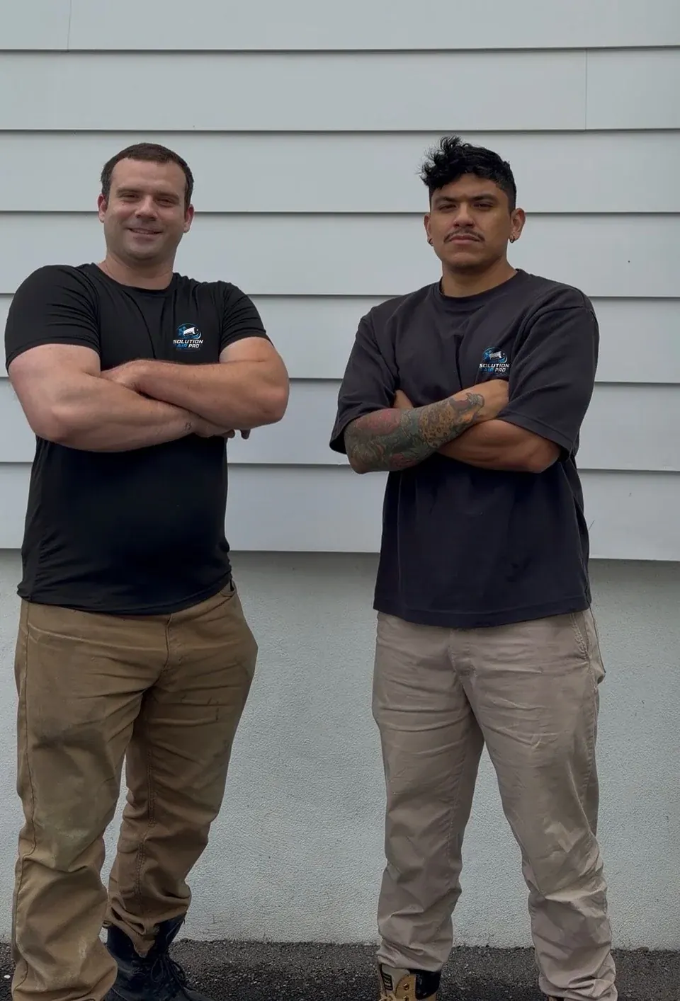 Byron et Michael, les fondateurs de Solution Air Pro, en chandail de l'entreprise